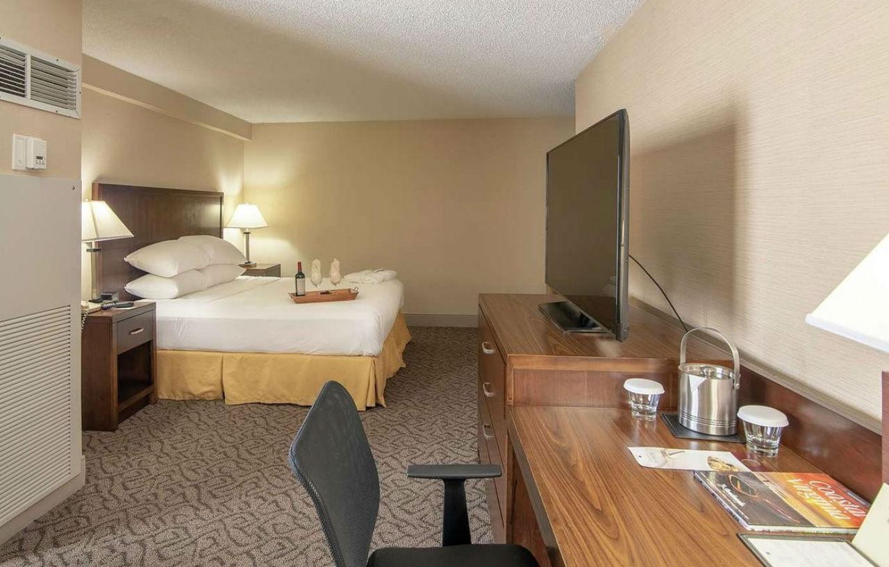 Готель Doubletree By Hilton Norfolk Airport Екстер'єр фото