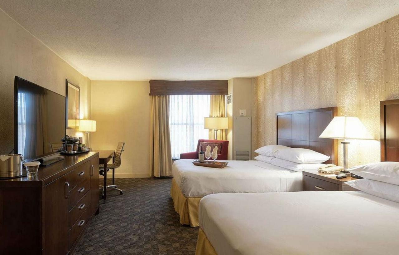 Готель Doubletree By Hilton Norfolk Airport Екстер'єр фото