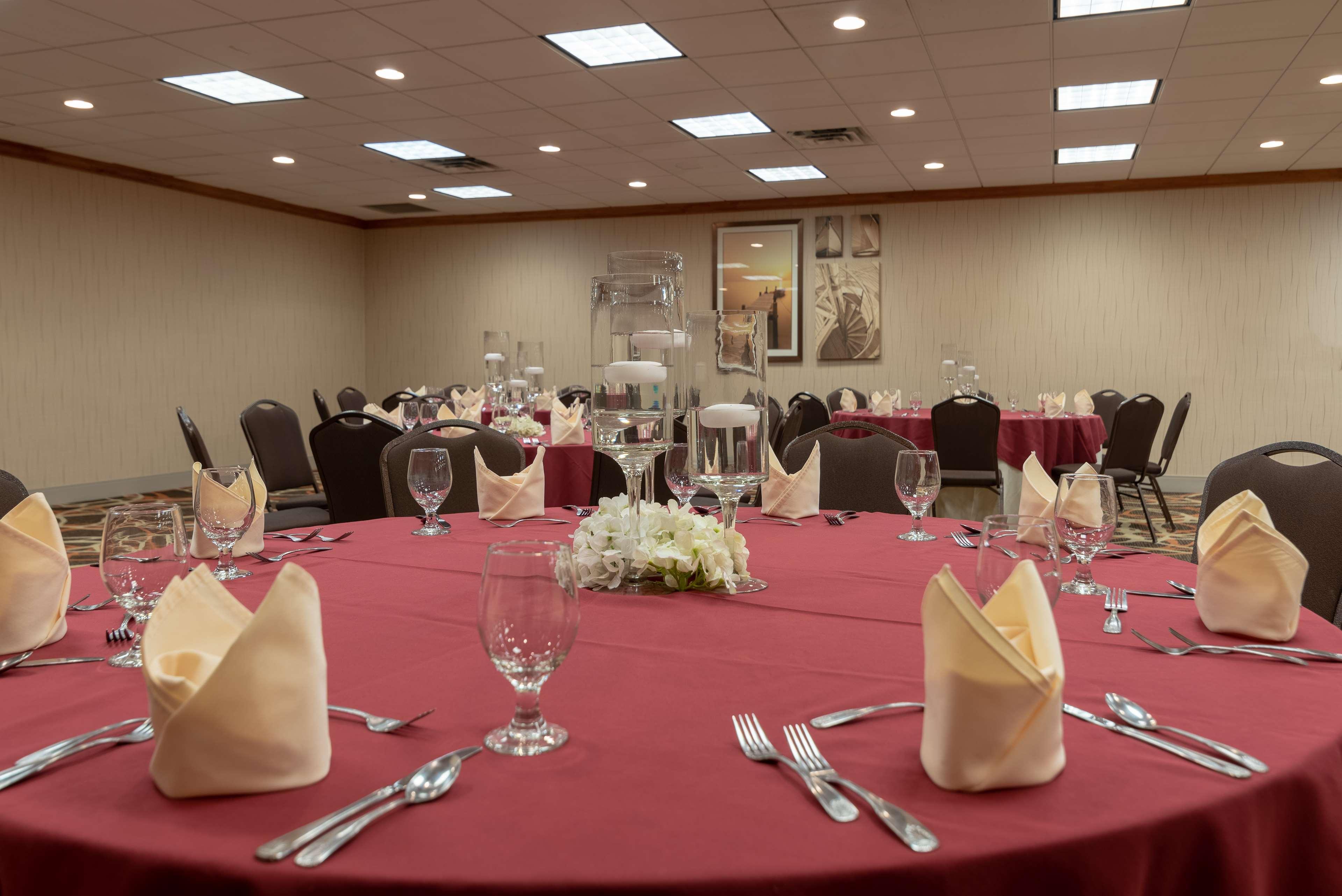 Готель Doubletree By Hilton Norfolk Airport Екстер'єр фото