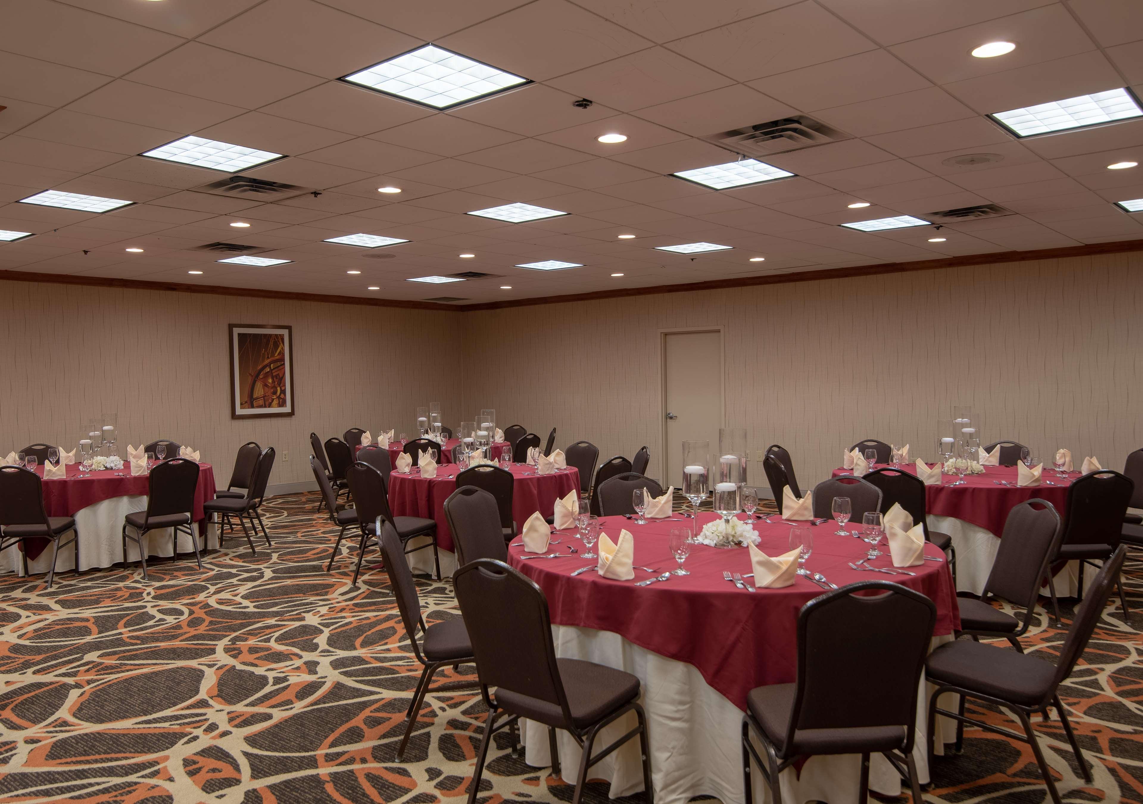 Готель Doubletree By Hilton Norfolk Airport Екстер'єр фото