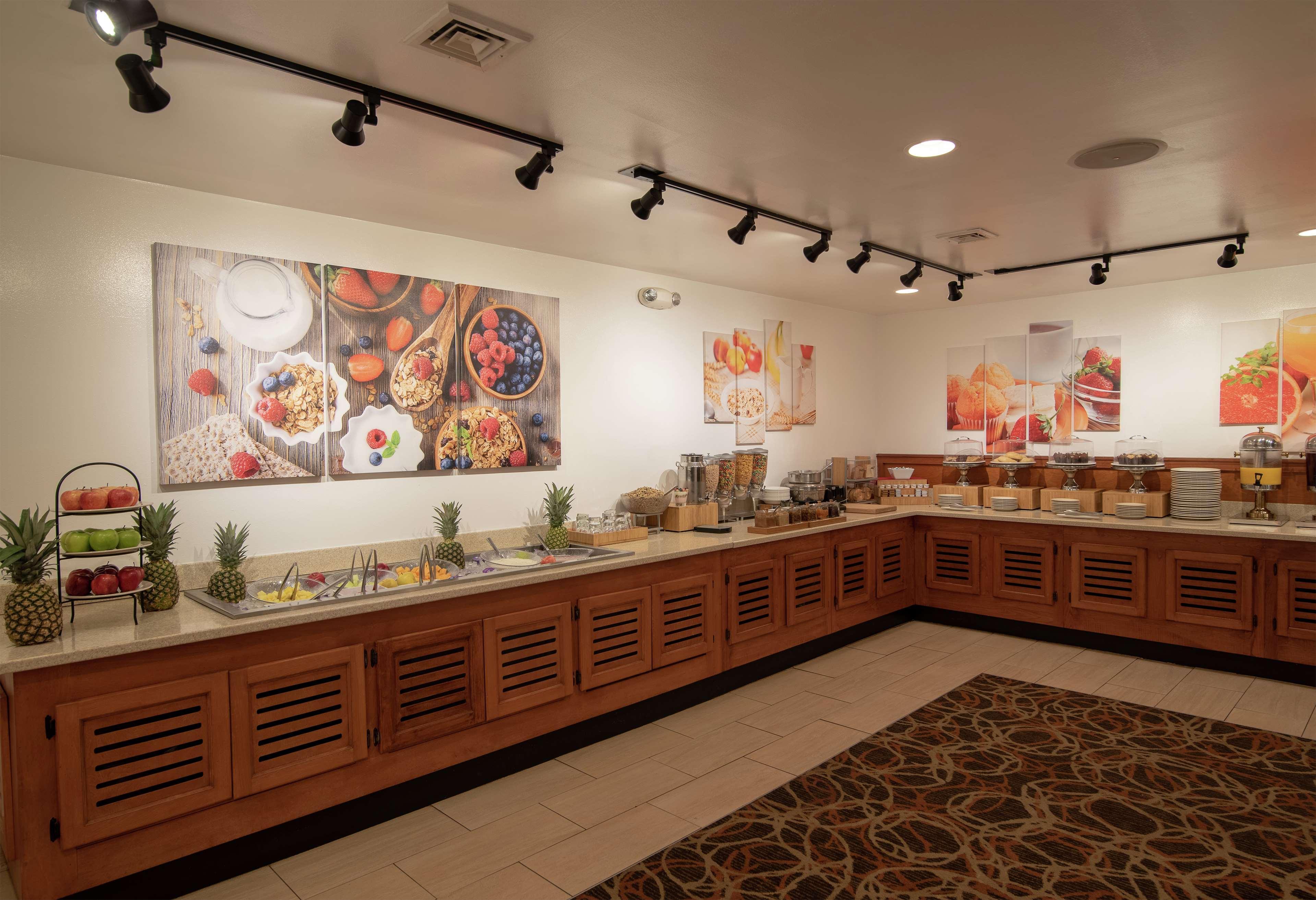 Готель Doubletree By Hilton Norfolk Airport Екстер'єр фото