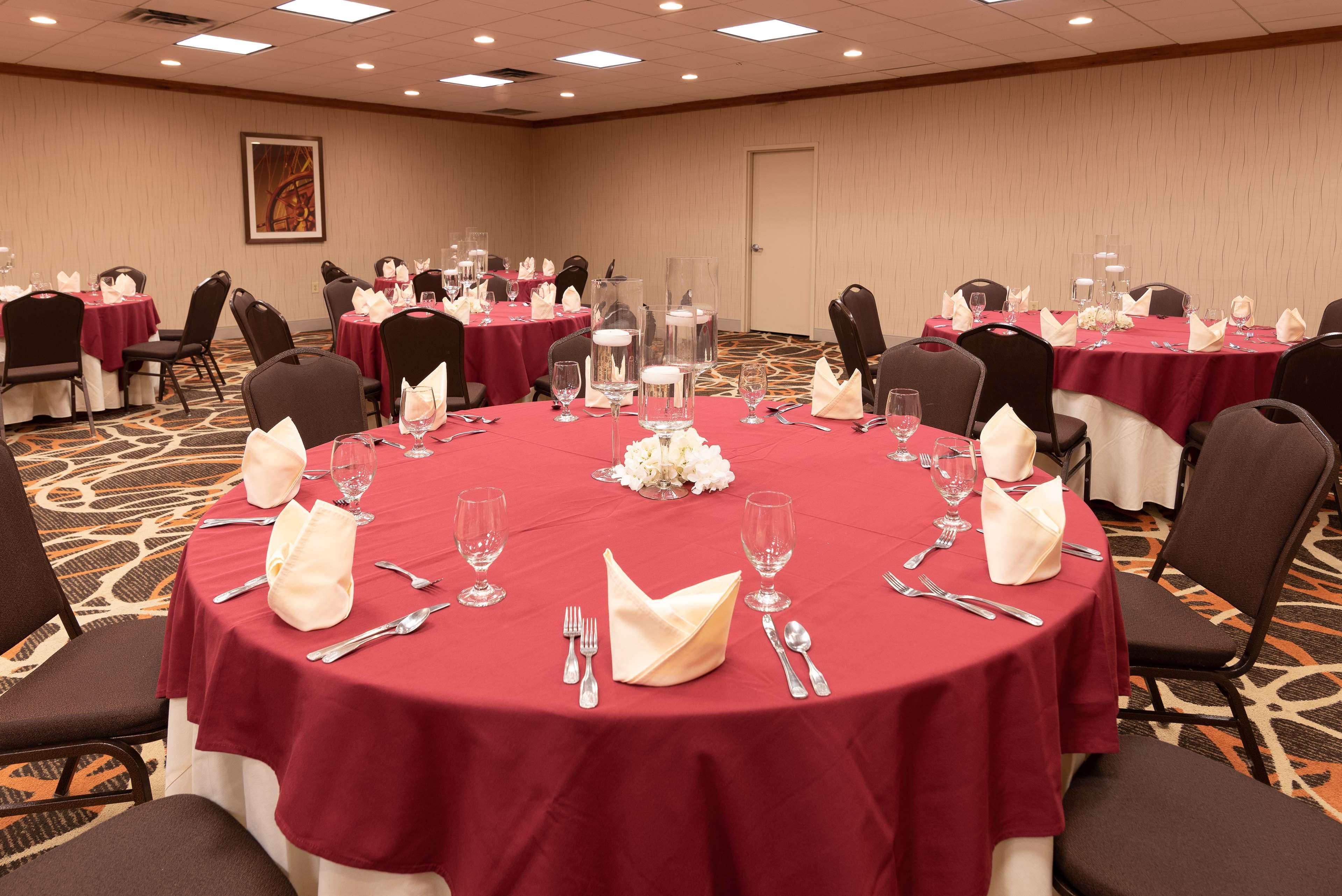 Готель Doubletree By Hilton Norfolk Airport Екстер'єр фото