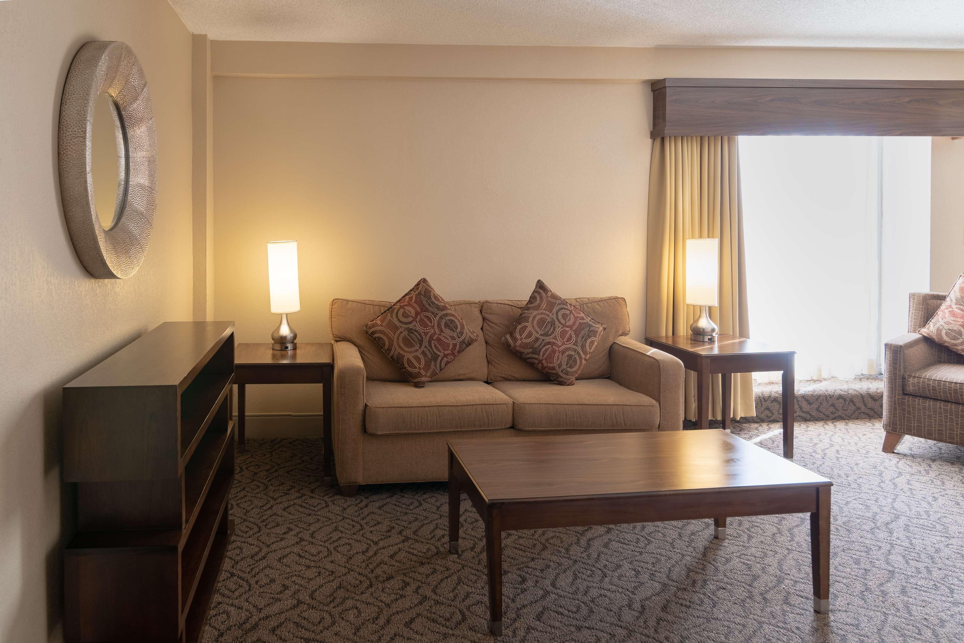 Готель Doubletree By Hilton Norfolk Airport Екстер'єр фото