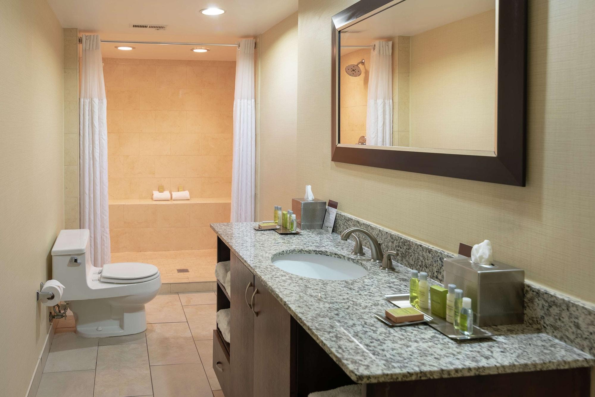 Готель Doubletree By Hilton Norfolk Airport Екстер'єр фото
