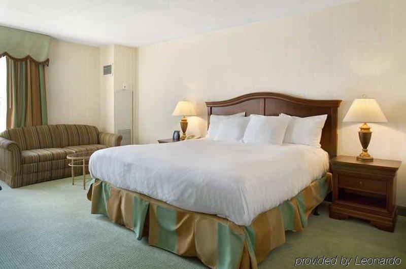 Готель Doubletree By Hilton Norfolk Airport Екстер'єр фото