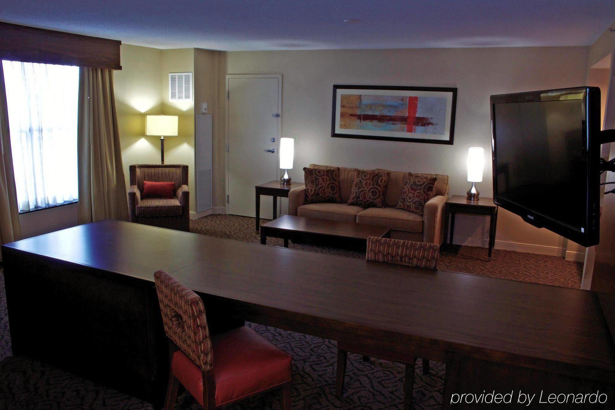 Готель Doubletree By Hilton Norfolk Airport Екстер'єр фото