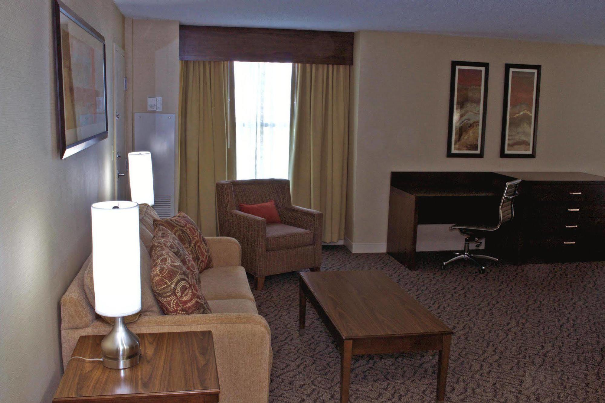 Готель Doubletree By Hilton Norfolk Airport Екстер'єр фото