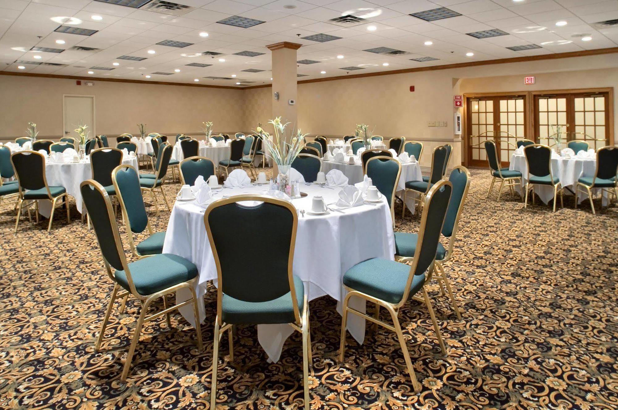 Готель Doubletree By Hilton Norfolk Airport Ресторан фото