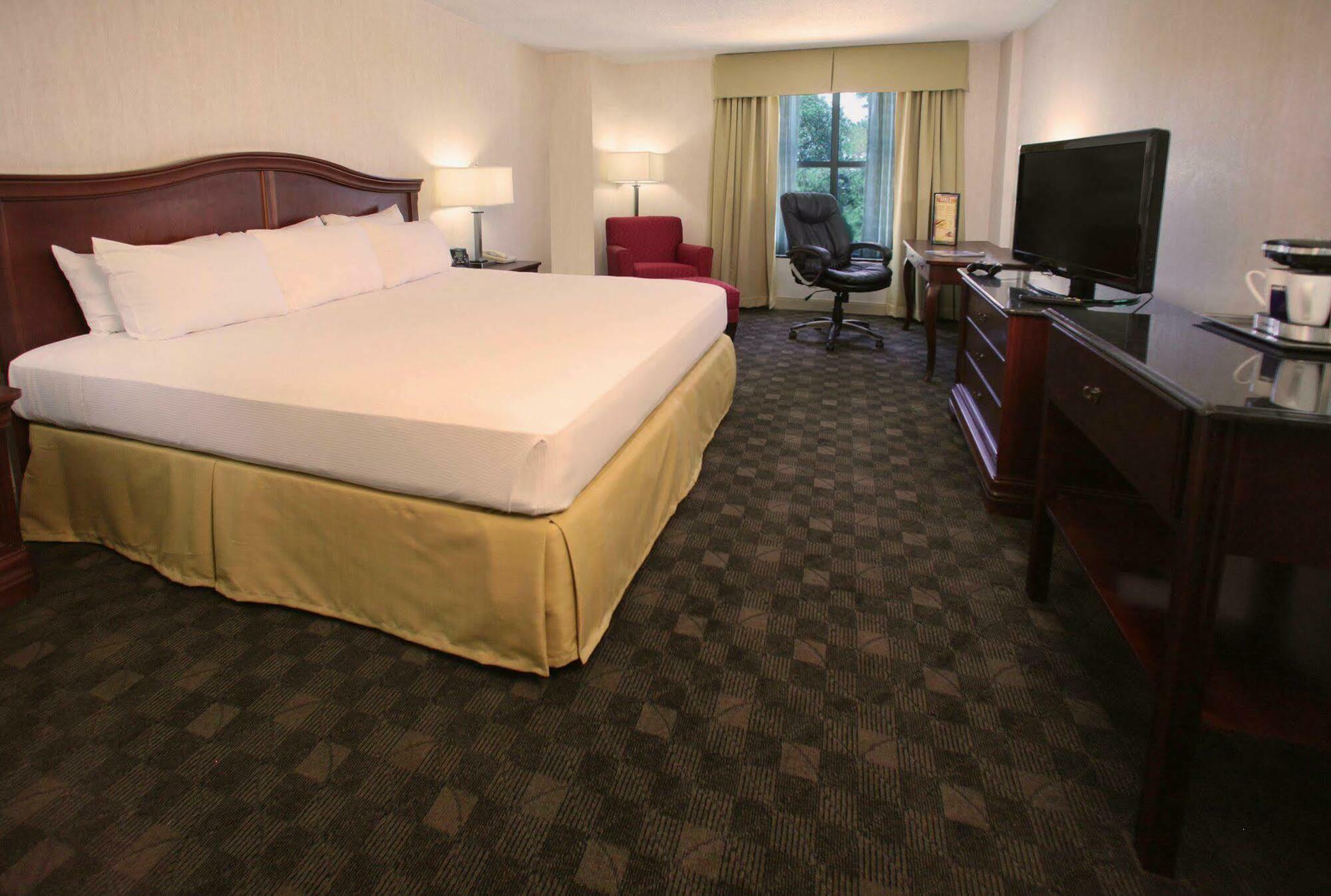 Готель Doubletree By Hilton Norfolk Airport Екстер'єр фото