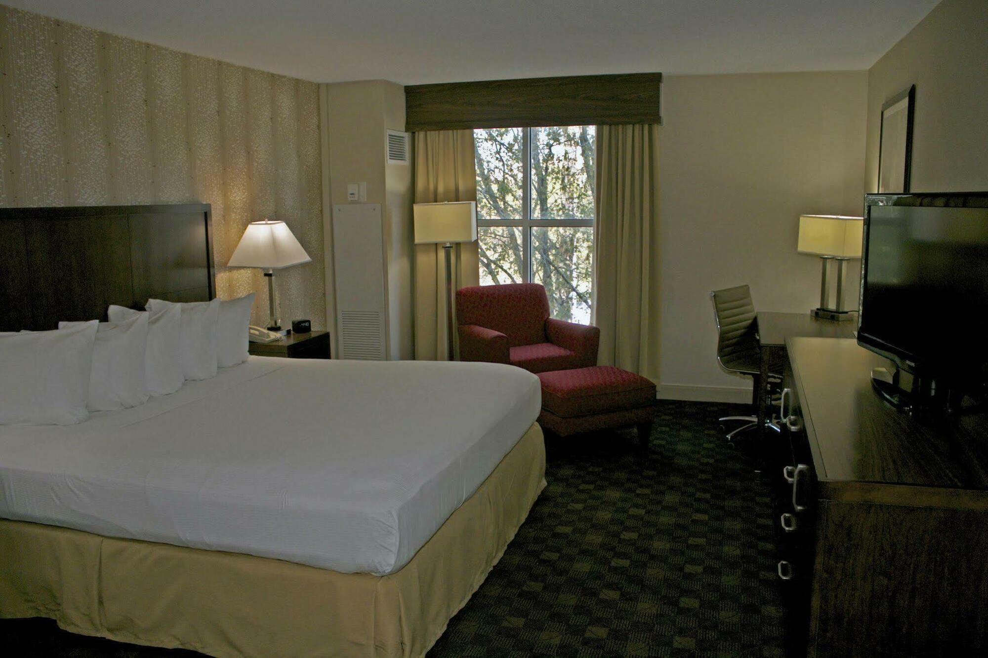 Готель Doubletree By Hilton Norfolk Airport Екстер'єр фото